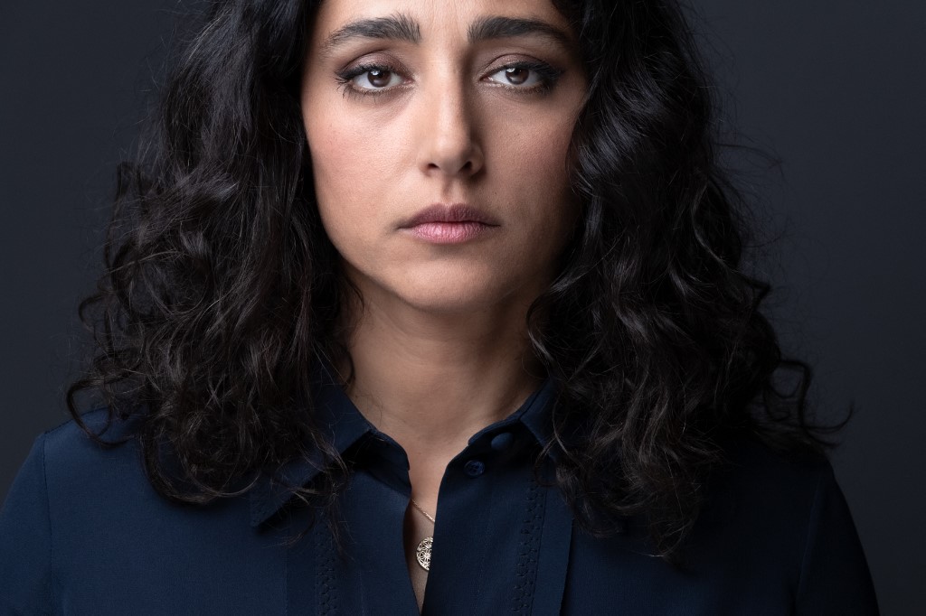 A actriz iraniana Golshifteh Farahani posa durante uma sessão fotográfica em Paris, a 11 de Outubro de 2022. JOEL SAGET / AFP